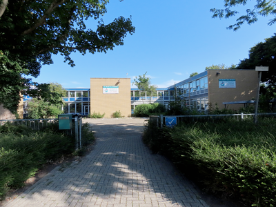 915125 Gezicht op het leegstaande schoolgebouw Ravellaan 13-15 te Utrecht, dat gesloopt gaat worden en momenteel ...